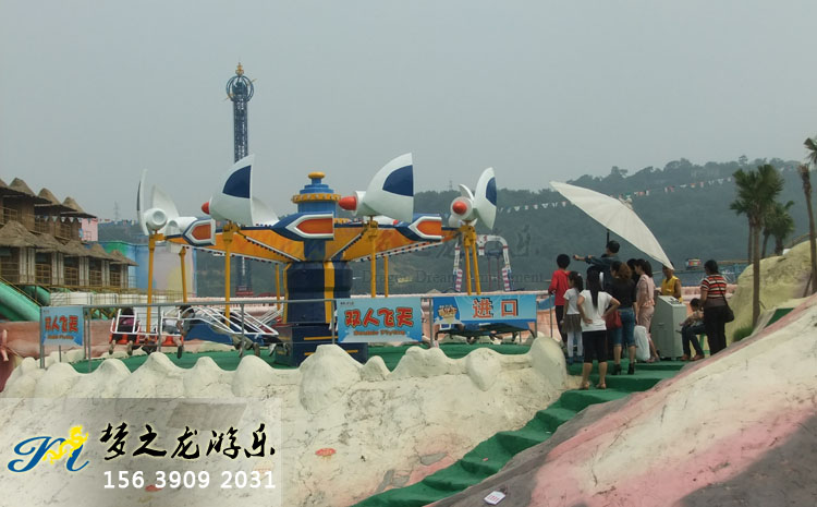 人趴在上面的飛機游樂(lè )設備