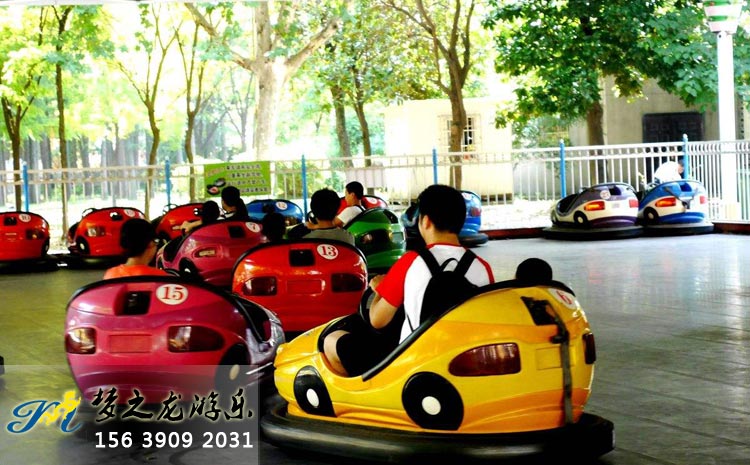 碰碰車(chē)游樂(lè )場(chǎng)